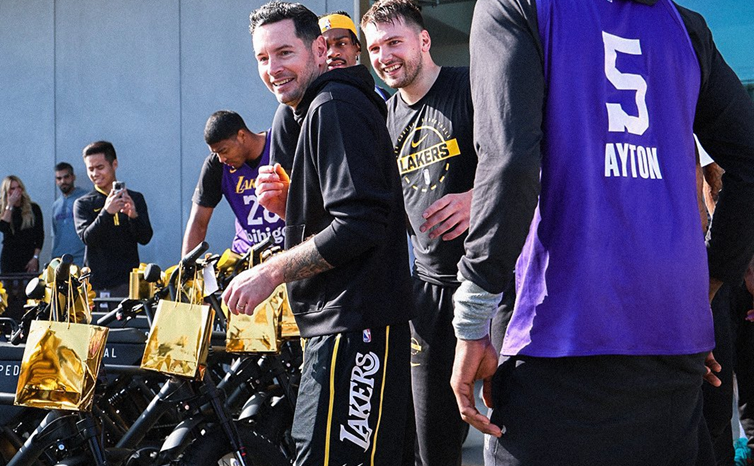 Luka Dončić sorprende a Los Angeles Lakers con regalos navideños