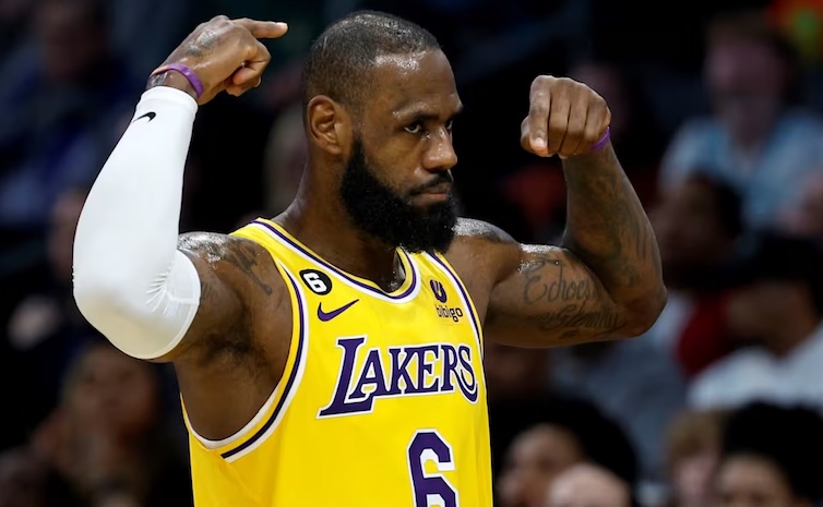 LeBron James cumple 41 años y se acerca el final de su carrera en la NBA